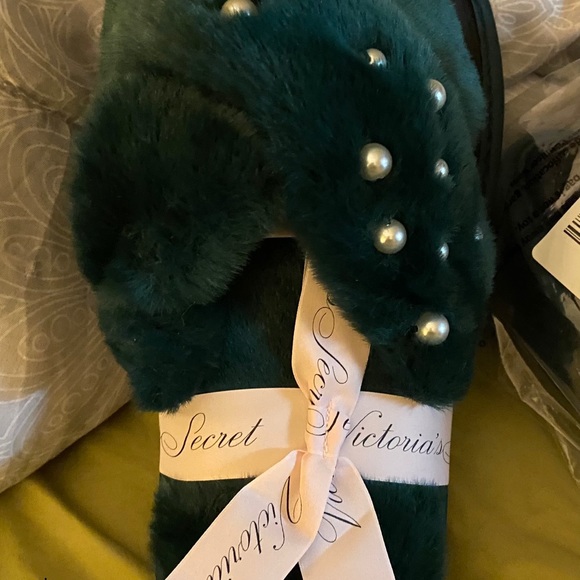 Slippers - Picture 2 of 4